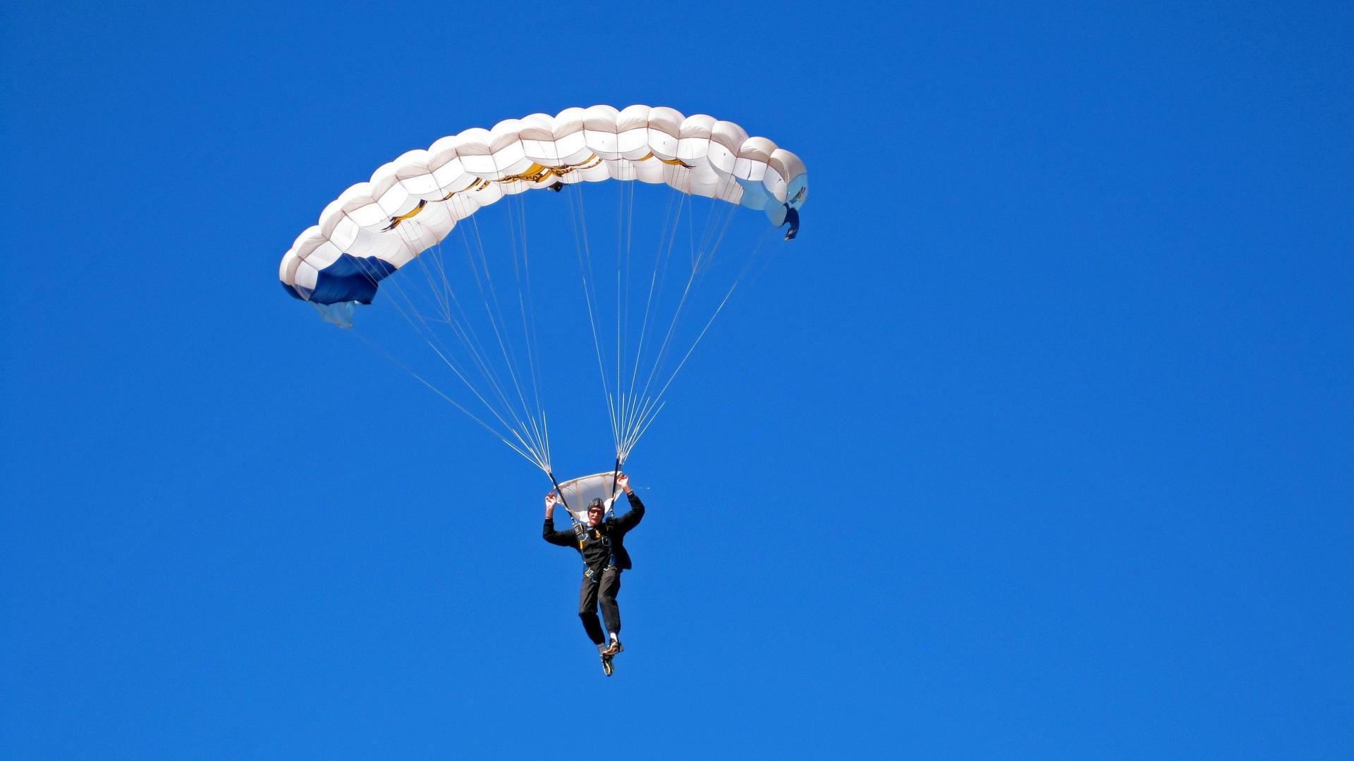 安东·李恩:全黑队中场的“节奏控制者”,每次突破都带来全新的进攻