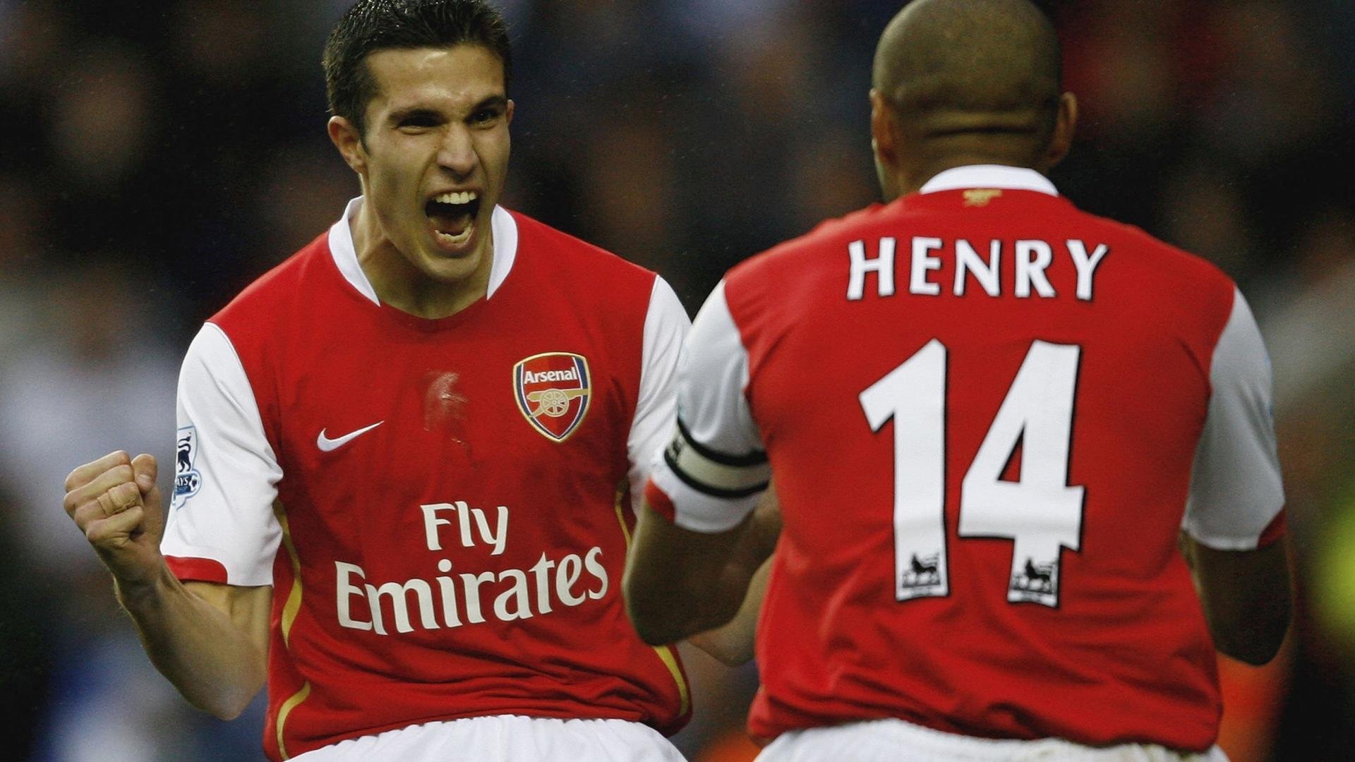 球员国际转会窗口开启，多队争抢核心球员，足球国际转会窗口